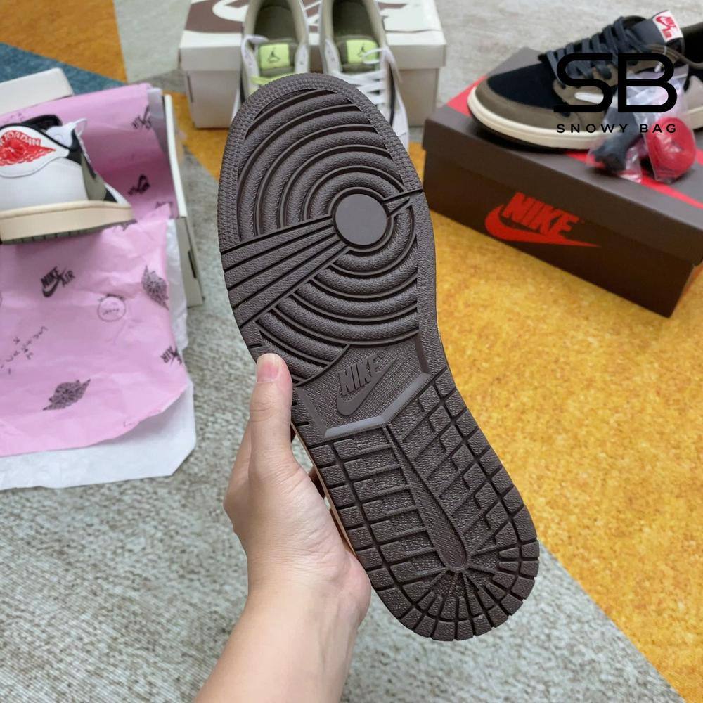 Giày Air Jordan 1 Low x Travis Scott Mocha Cổ Thấp với thiết kế độc đáo