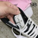 Giày Air Jordan 1 Low x Travis Scott Olive với chi tiết logo tinh tế
