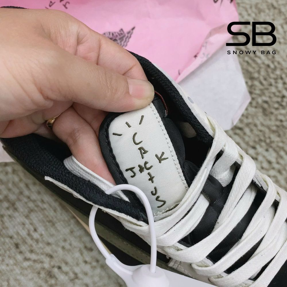 Giày Air Jordan 1 Low x Travis Scott Olive với chi tiết logo tinh tế