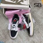 Giày Air Jordan 1 Low x Travis Scott Olive, thiết kế độc đáo và sang trọng.