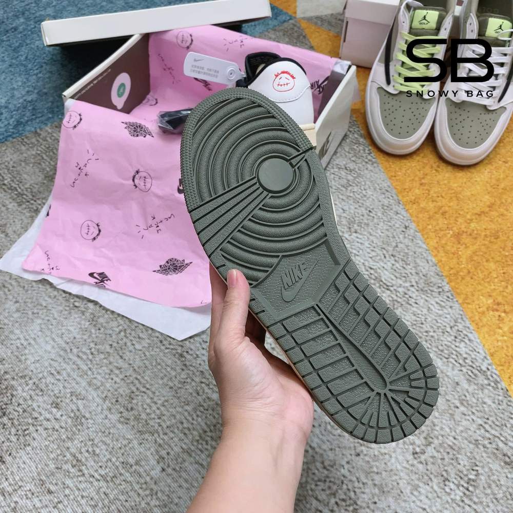 Giày Air Jordan 1 Low x Travis Scott Olive, thiết kế độc đáo và chất lượng.