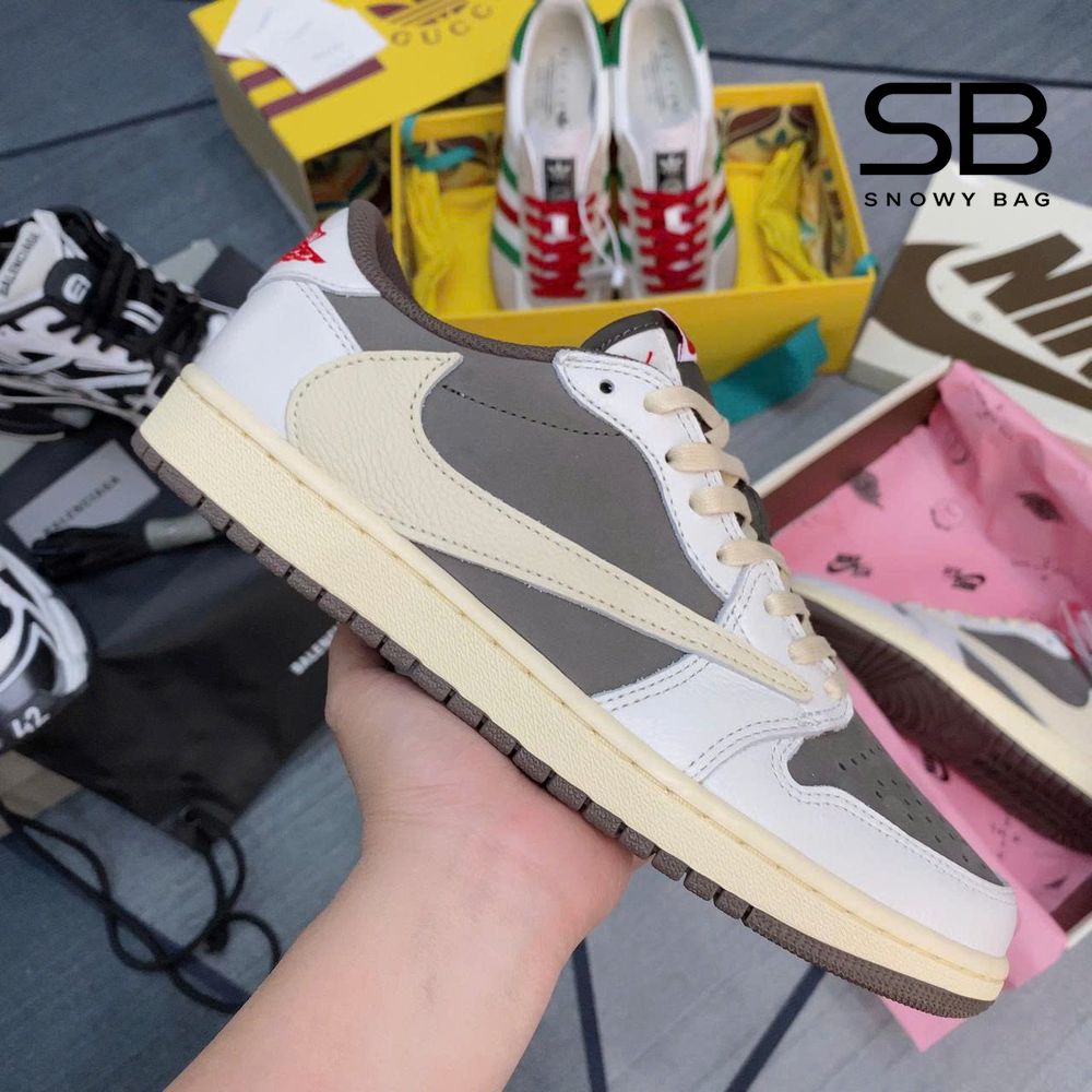 Giày Air Jordan 1 Low x Travis Scott Reverse Mocha với thiết kế độc đáo