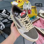 Giày Air Jordan 1 Low x Travis Scott Reverse Mocha góc nghiêng chi tiết