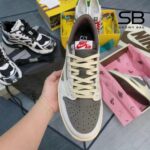 Logo khóa giày Air Jordan 1 Low x Travis Scott Reverse Mocha