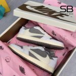 Giày Air Jordan 1 Low x Travis Scott Reverse Mocha, phong cách độc đáo và cá tính.