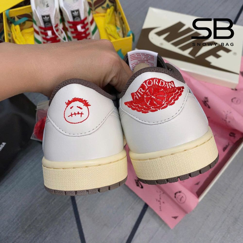 Giày Air Jordan 1 Low x Travis Scott Reverse Mocha với thiết kế độc đáo