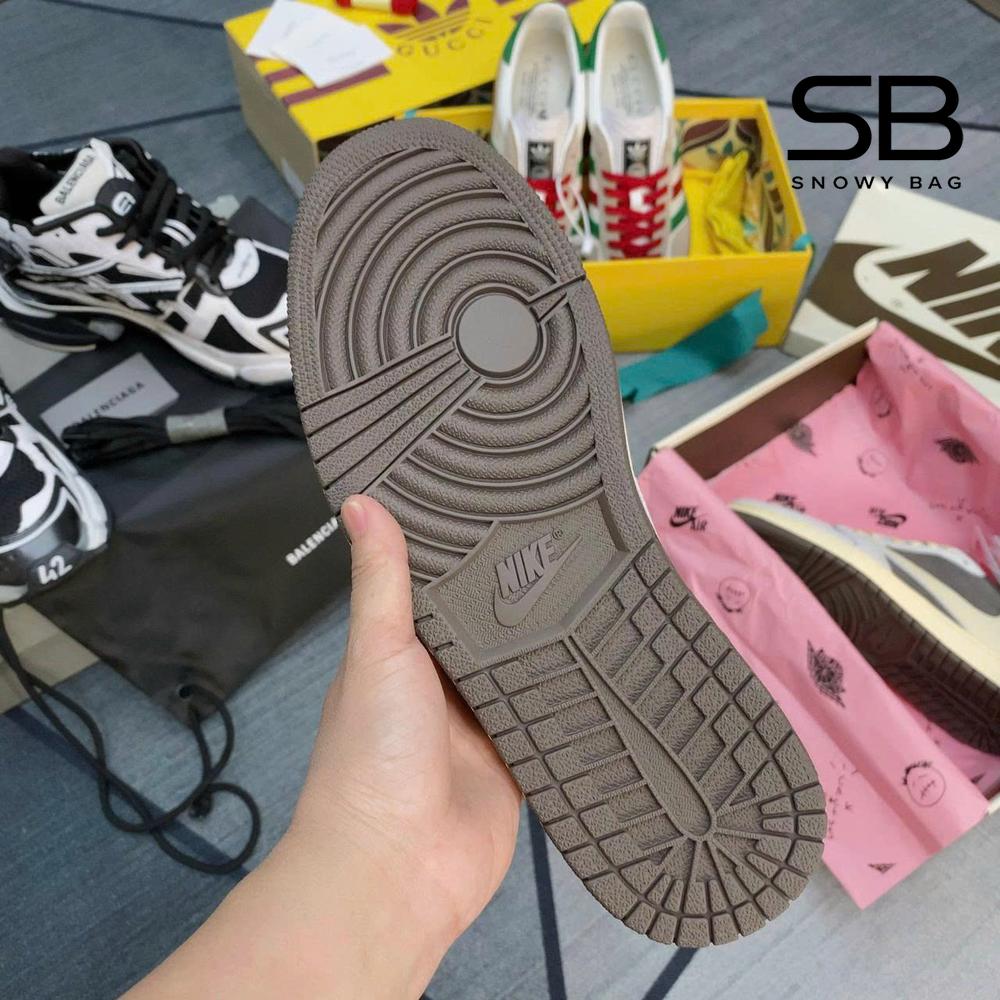 Giày Air Jordan 1 Low x Travis Scott Reverse Mocha với thiết kế độc đáo