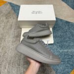 Giày Alexander McQueen Oversized Larry Tonal Leather Low-Top Sneakers Xám góc nghiêng chi tiết