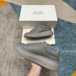 Giày Alexander McQueen Oversized Larry Tonal Leather Low-Top Sneakers Xám với thiết kế tinh tế