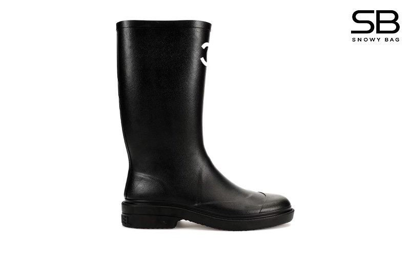 Giày Chanel High Rainboots màu đen với logo CC trắng