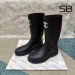 Giày Chanel High Rainboots màu đen với logo trắng CC, góc nghiêng chi tiết