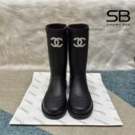 Giày Chanel High Rainboots màu đen với logo CC trắng
