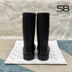Giày Chanel High Rainboots màu đen với logo CC trắng