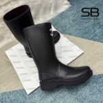 Giày Chanel High Rainboots màu đen với logo CC trắng