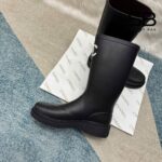 Giày Chanel High Rainboots màu đen với logo CC trắng, sản phẩm sang trọng.