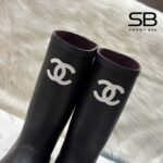 Giày Chanel High Rainboots In Black With White CC Logo - Chi tiết 7