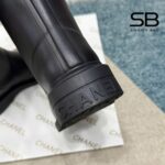 Giày Chanel High Rainboots màu đen với logo trắng CC, chi tiết 8