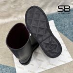 Giày Chanel High Rainboots màu đen với logo CC trắng, ảnh chi tiết 9