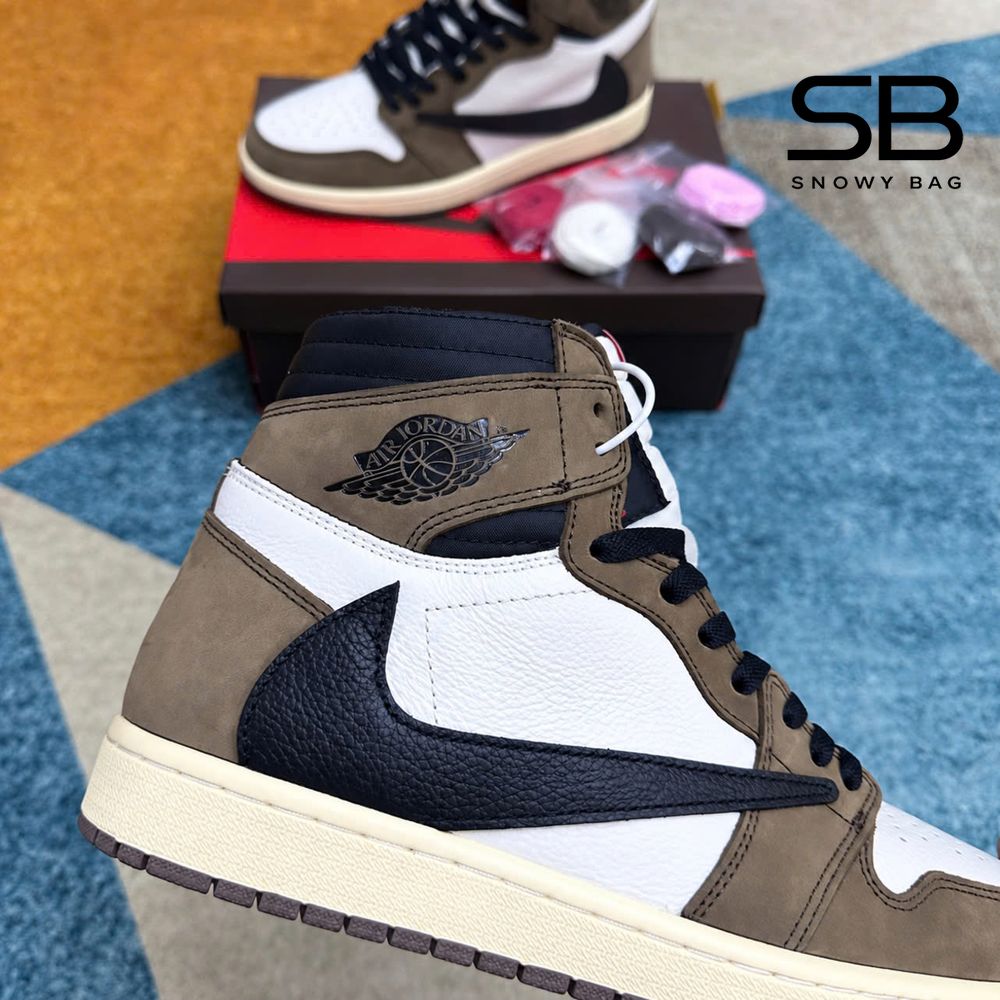 Giày Jordan 1 High Travis Scott Mocha với chi tiết logo độc đáo