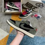 Giày Jordan 1 Low Travis Scott Black Olive góc nghiêng chi tiết