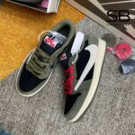 Logo khóa giày Jordan 1 Low Travis Scott Black Olive sang trọng