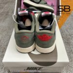Giày Jordan 1 Low Travis Scott Black Olive với thiết kế độc đáo và phong cách