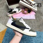 Giày Jordan 1 Low Travis Scott Medium Olive, thiết kế thể thao thời thượng.
