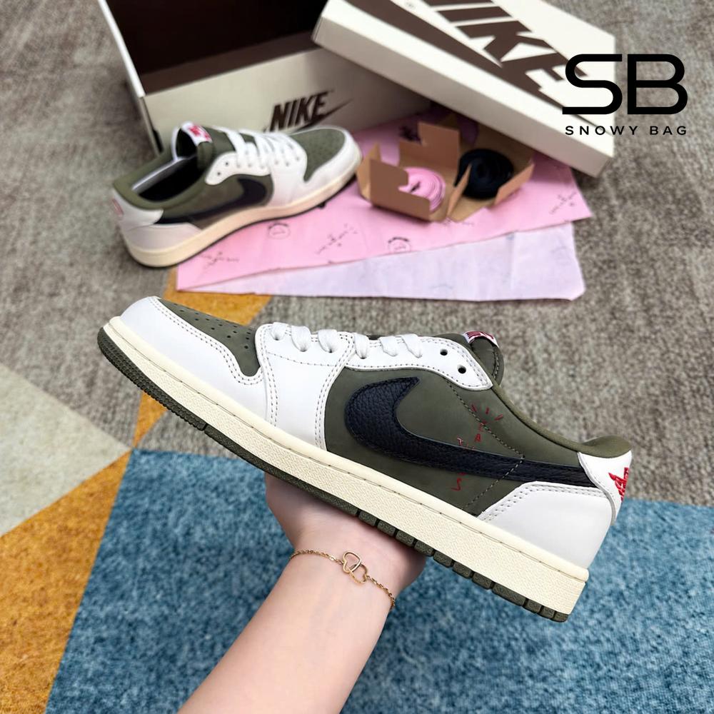 Giày Jordan 1 Low Travis Scott Medium Olive góc nghiêng chi tiết