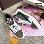 Giày Jordan 1 Low Travis Scott Medium Olive với thiết kế độc đáo
