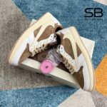 Logo khóa Giày Jordan 1 Low Travis Scott Sail Shy Pink