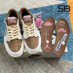 Giày Jordan 1 Low Travis Scott Sail Shy Pink với thiết kế độc đáo