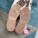 Giày Jordan 1 Low Travis Scott Sail Shy Pink với thiết kế độc đáo