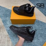 Giày LV Skate Trainers Black Màu Đen góc nghiêng chi tiết