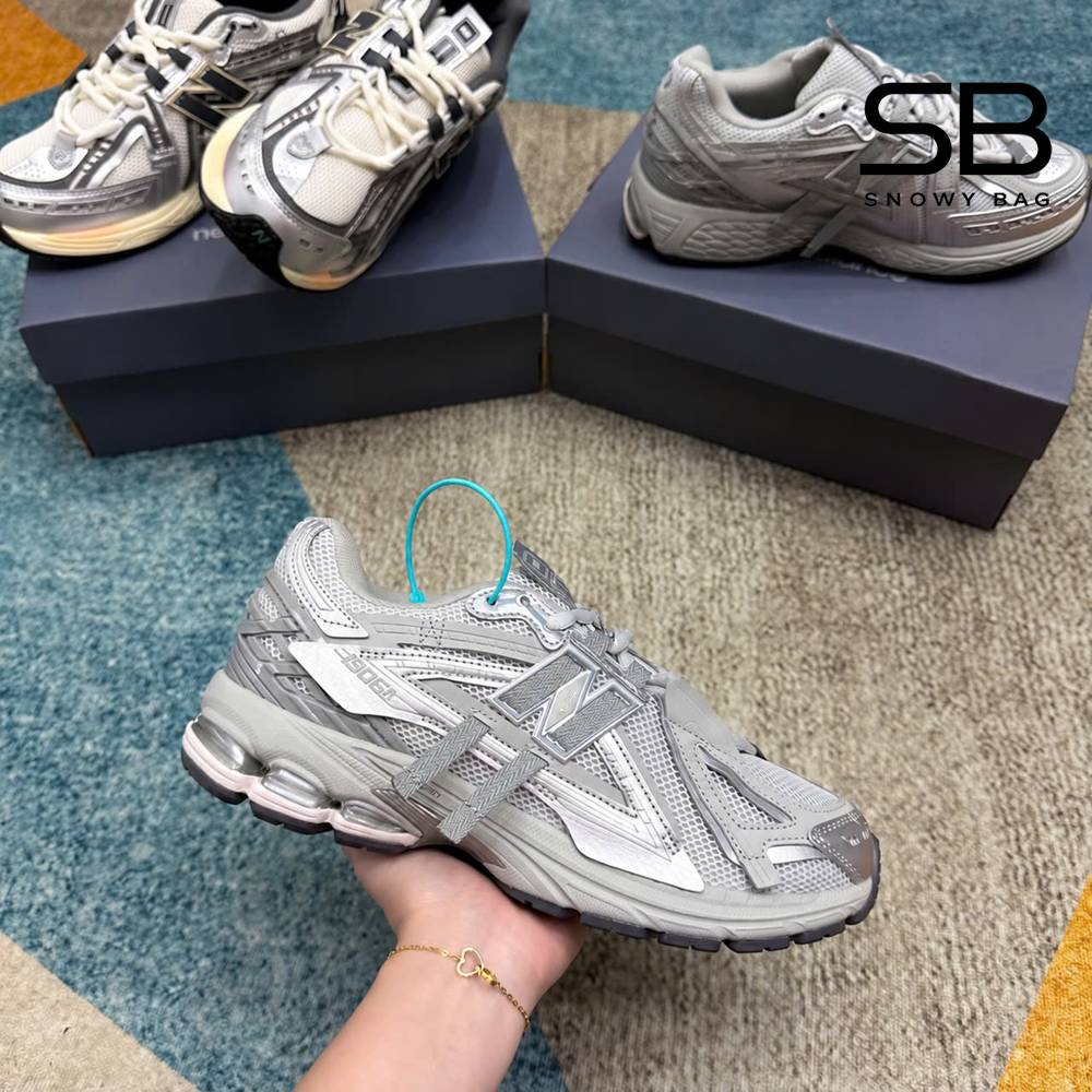 Giày New Balance 1906A Concrete Silver Metallic Màu Bạc góc nghiêng chi tiết