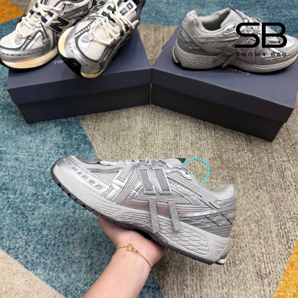 Giày New Balance 1906A Concrete Silver Metallic màu bạc với thiết kế tinh tế