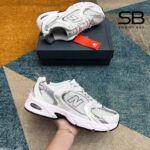 Giày New Balance 530 White Light Gray Trắng Xám Nhạt góc nghiêng chi tiết