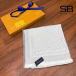 Khăn LV Monogram Denim Shawl Pearl Grey Màu Xám góc nghiêng chi tiết