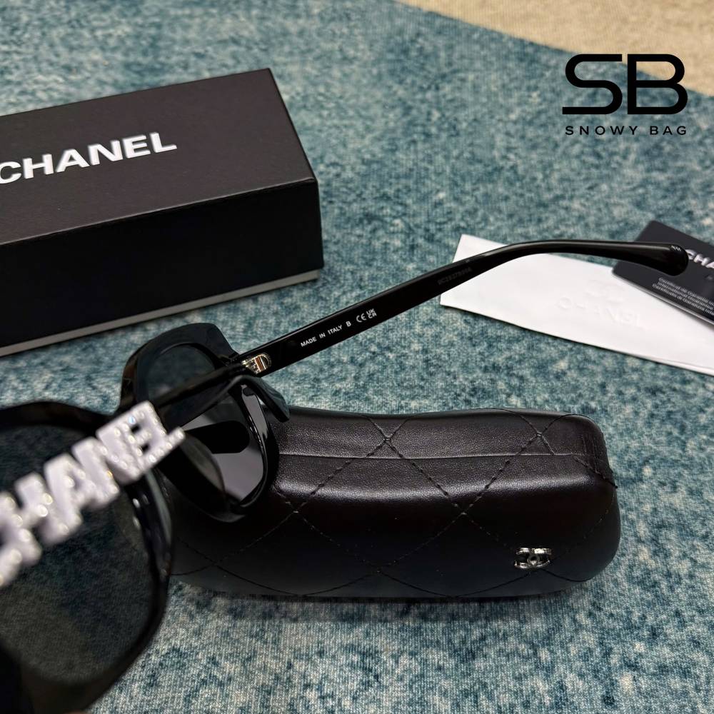 Mắt Kính Chanel Square Sunglasses CH5422B Black với thiết kế sang trọng