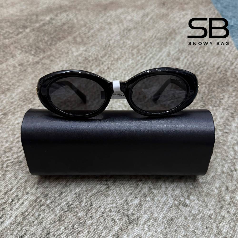Mắt kính Miu Miu Sunglasses MU B09SF 16K08Z Black góc nghiêng chi tiết