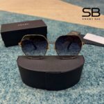 Mắt Kính Prada Hexagonal Triangle Sunglasses GHW Grey góc nghiêng chi tiết