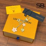 Móc Khóa LV x TM Cherry Blossom Bag Chain góc nghiêng chi tiết