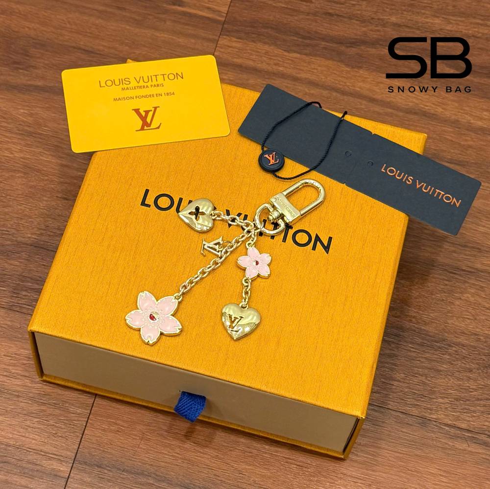Móc Khóa LV x TM Cherry Blossom Bag Chain góc nghiêng chi tiết