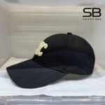 Mũ Celine Triomphe Logo Embroidered Màu Đen góc nghiêng chi tiết