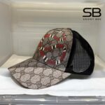 Mũ Gucci Supreme Baseball Kingsnake Print Màu Nâu Be góc nghiêng chi tiết