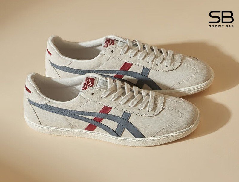 Hình ảnh một đôi giày Onitsuka Tiger thực tế được chụp cận cảnh, bên cạnh là ảnh catalogue để so sán