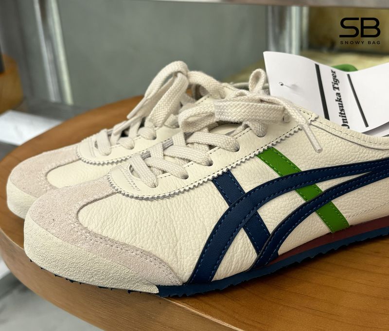 Một người đang hỏi nhân viên cửa hàng về nguồn gốc và tình trạng của đôi giày Onitsuka Tiger.