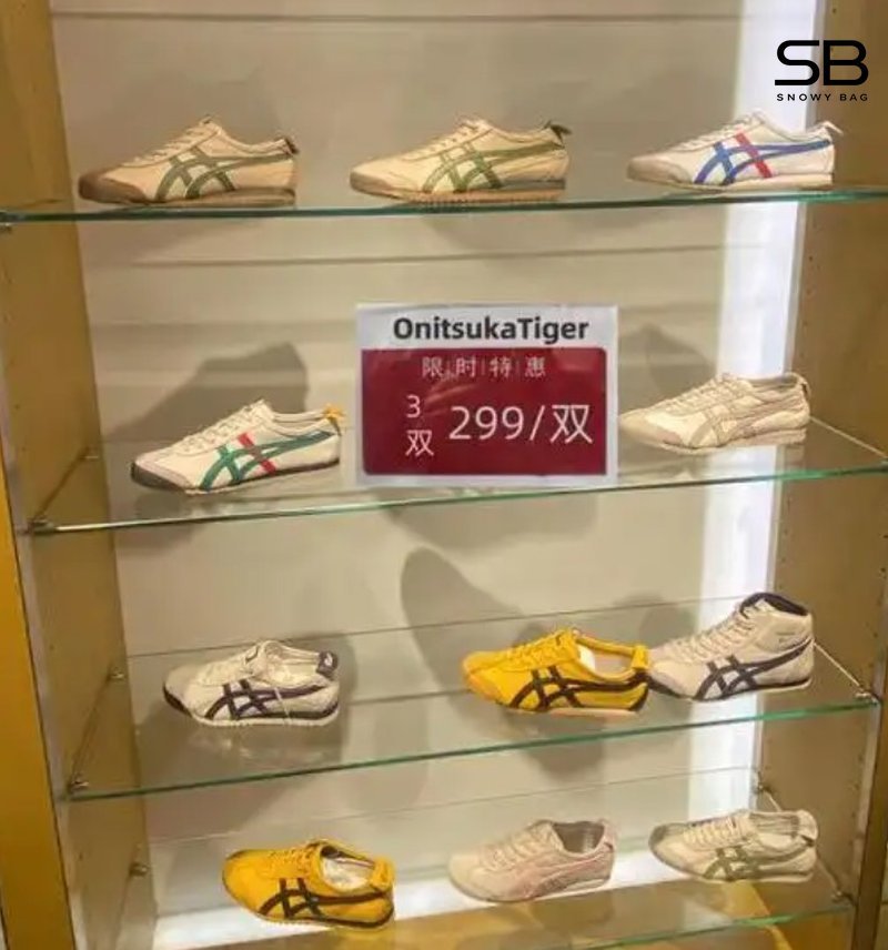 Một người đang xem xét giá cả của giày Onitsuka Tiger tại cửa hàng, với biểu cảm cân nhắc.