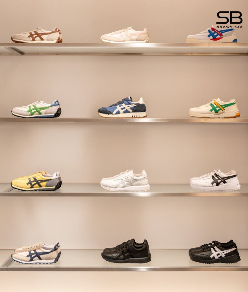 Một cửa hàng giày với bảng giá Onitsuka Tiger thấp hơn đáng kể, khách hàng đang thắc mắc với nhân vi