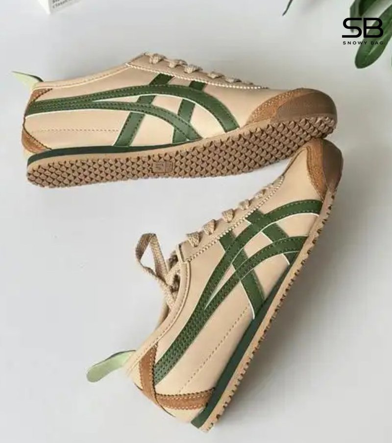 Một đôi giày Onitsuka Tiger với giá thấp, bên cạnh là dấu hỏi lớn để thể hiện sự nghi ngờ về hàng gi