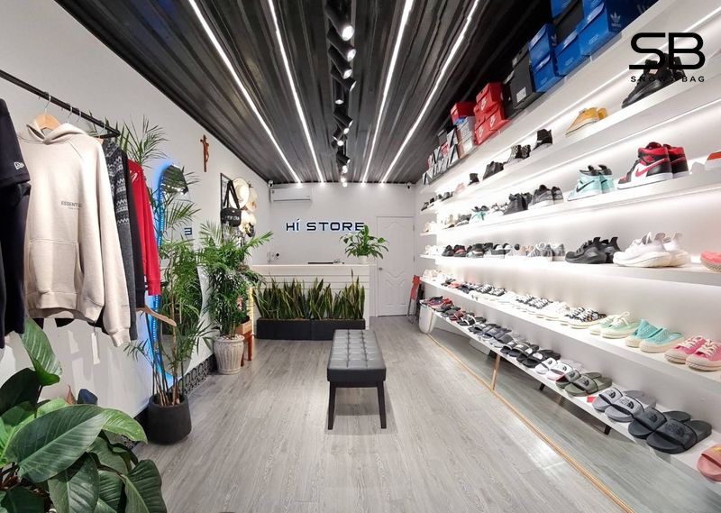 Hình ảnh một người đang sử dụng điện thoại hoặc máy tính để đặt mua giày Onitsuka Tiger từ Snowy Sto